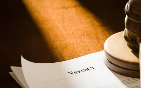 Wyrok nieprawomocny: Kiedy musisz go wykonać? Prawnik radzi