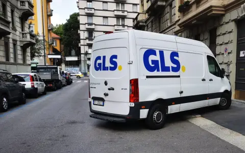 Furgone GLS bianco parcheggiato in strada. Chissà quanto guadagna un corriere per fare consegne in città.
