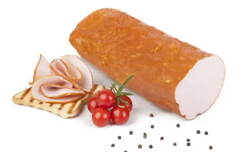 Polędwica sopocka wędzona, pokrojona w plastry na grzance, z pomidorkami koktajlowymi i rozmarynem.