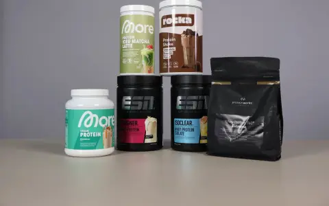 Verschiedene Proteinpulver: veganes Protein, Whey Protein Isolate und mehr. Der Unterschied zwischen Whey Protein und normalem Protein liegt in der Herkunft und Verdaulichkeit.