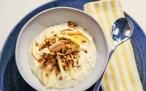 Schüssel mit cremigem Skyr, garniert mit Apfelscheiben und Granola. Perfekt für gesunde Skyr Rezepte.
