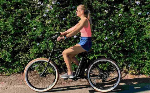 Kobieta na rowerze elektrycznym. Zastanawiasz się, ile waży rower elektryczny? Ten model jest lekki i zwinny.