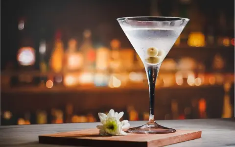 Klasyczny martini asti z oliwkami, idealne do delektowania się w barze.