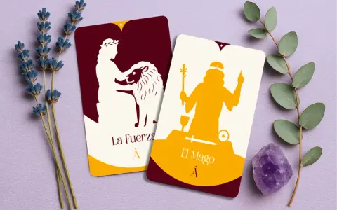 Dos cartas de tarot, "La Fuerza" y "El Mago", junto a lavanda y una amatista, sugieren un camino de autoconocimiento y poder interior.