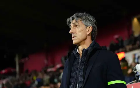 Entrenador de la Real Sociedad, con su mirada fija en el partido. Los sueldos del equipo son un tema importante.