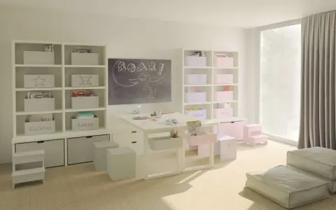 Una stanza dei giochi luminosa con lavagna, scrivania, librerie piene di giochi e libri, e morbidi pouf sul tappeto.