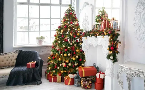 Un albero rosso, oro e bianco, addobbato con luci e palline, fa da protagonista in un salotto natalizio.