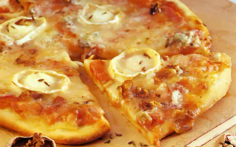 Pizza 3 fromages maison : la recette facile pour un délice parfait