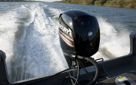 Moteur hors-bord Mercury en action, laissant une traînée d'écume. Le circuit de refroidissement moteur bateau est essentiel pour cette puissance.