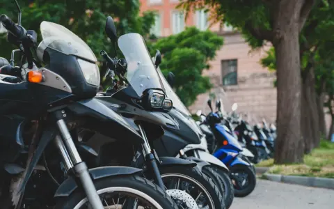 Różne rodzaje motocykli stojące w rzędzie, od turystycznych po sportowe.
