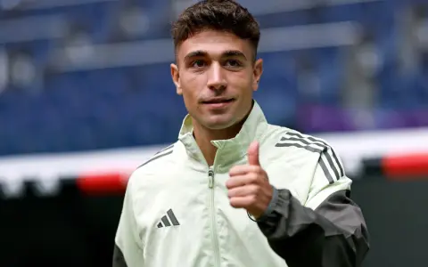 David Jiménez corredor, con una chaqueta deportiva, da el pulgar hacia arriba.