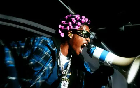 ASAP Rocky z różowymi wałkami na głowie i megafonem zapowiada swój nowy album.