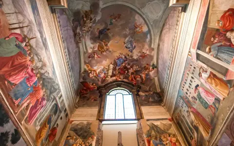 Fresques vibrantes d'une église, évoquant la splendeur de la renaissance histoire avec des scènes célestes et terrestres.