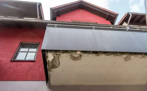 Beschädigte Betondecke eines Balkons, bereit für die Sanierung.