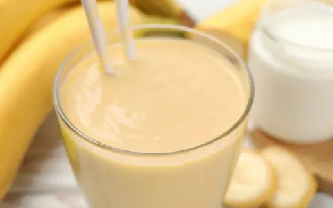 Pyszny bananowy shake proteinowy gotowy! Idealny przepis na szybkie śniadanie lub regenerację po treningu.