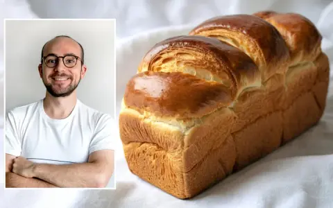 Un homme souriant à côté d'une brioche dorée. La cuisson de cette brioche, avec ou sans chaleur tournante, a donné un résultat parfait.
