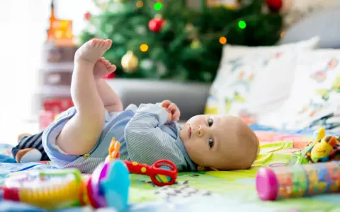 Przytulanka sensoryczna od kiedy? Poznaj korzyści dla noworodka