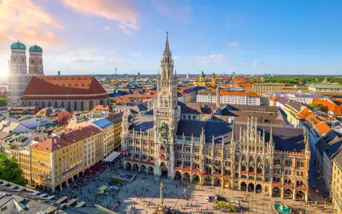 Widok na Marienplatz w Monachium, z Nowym Ratuszem i Frauenkirche. Idealne miejsce, by zacząć zwiedzanie w Monachium.