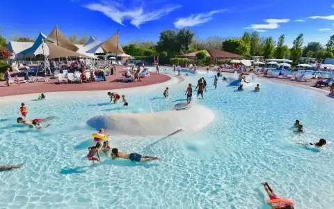 Dzieci bawią się w wodzie w Barricata Holiday Village. Słoneczny dzień, błękitne niebo i mnóstwo radości.