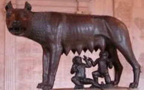La louve Capitoline, symbole de Rome, nourrit Romulus et Rémus. Une sculpture antique qui raconte la légende fondatrice.