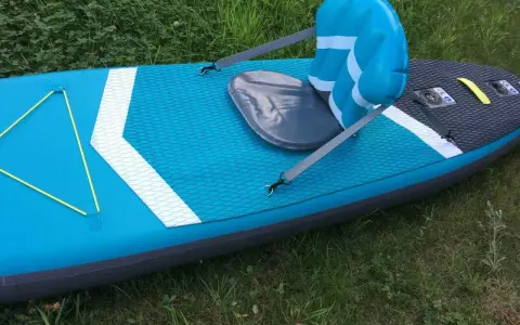 Nadmuchiwane siedzisko do kajaka, przymocowane do deski SUP, zapewnia wygodę podczas wodnych przygód.