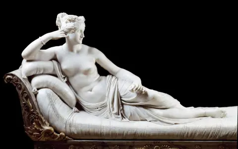 La sculpture de Pauline Bonaparte par Canova, une déesse couchée sur un divan, rayonne de grâce et de beauté intemporelle.