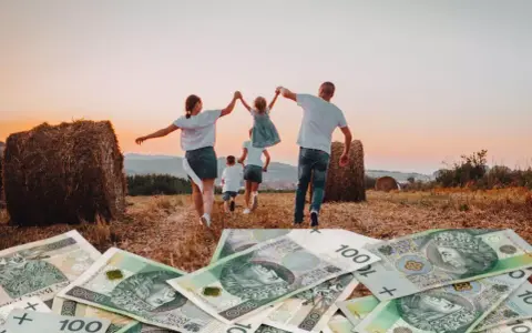 Rodzina biegnie przez pole ku zachodzącemu słońcu, a pod stopami leżą banknoty 100 zł. Wniosek 800 plus do kiedy?