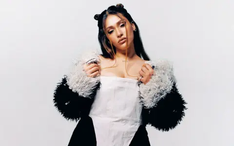 Lia Kali Murcia, con su estilo único, posa con un corsé blanco y una chaqueta de pelo.