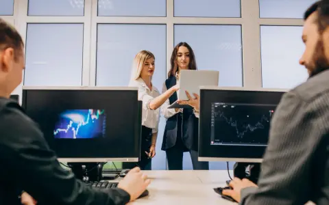 Zespół analizuje wykresy na monitorach, sprawdzając kompatybilność systemów.
