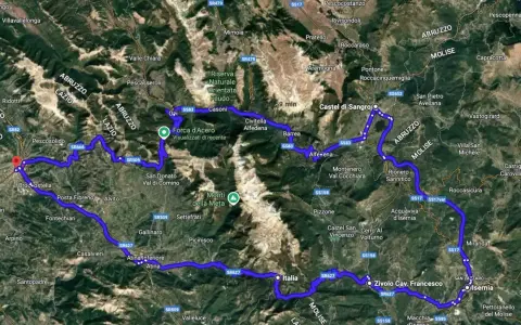 Percorso in auto che include Forca d'Acero, attraversando Abruzzo e Molise, con tappe a Castel di Sangro e Isernia.