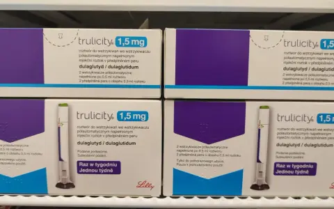 Cztery opakowania leku Trulicity 1,5 mg, zawierające po dwa wstrzykiwacze półautomatyczne z roztworem do wstrzykiwań.