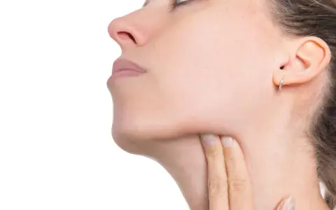Donna si tocca il collo, preoccupata per possibili linfonodi tumore.