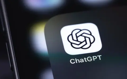Ikona aplikacji ChatGPT na ekranie telefonu. Odkryj możliwości darmowego chat gpt i twórz niesamowite treści.