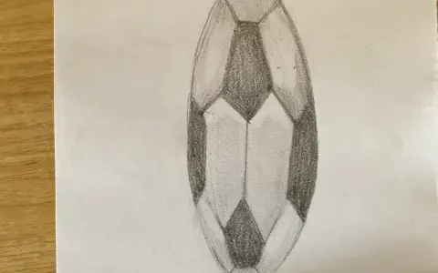 Un dessin au crayon d'une forme ovale facettée, un trompe l'oeil qui donne l'illusion d'une pierre précieuse.