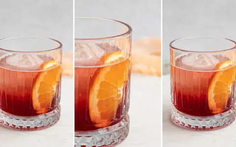 Przepis na Negroni Sbagliato: czerwony koktajl z lodem i plasterkiem pomarańczy w szklance.