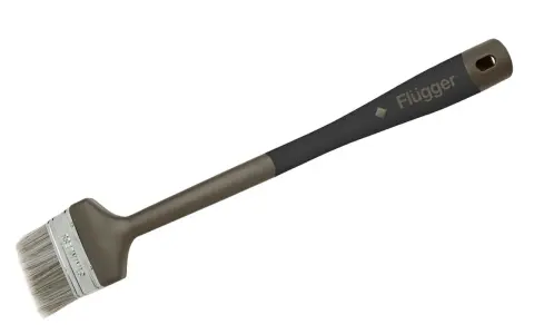 En Flügger-pensel med långt, ergonomiskt handtag för precisionsmålning.