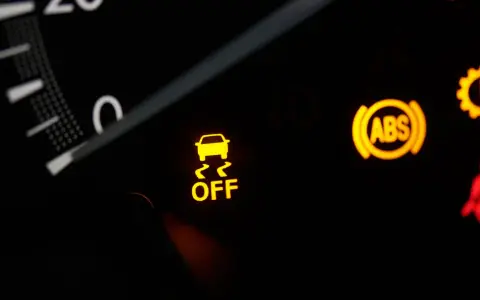 Dashboard lights show the ESC system is OFF, alongside ABS and seatbelt warnings.