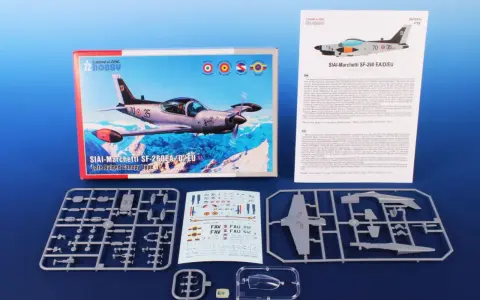 Modellbausatz der SIAI-Marchetti SF-260EA/D/EU, "Late Bulged Canopy Type", mit allen Teilen und Abziehbildern.