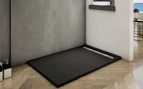 Receveur de douche noir, texture ardoise. Quelle matière choisir pour un style moderne et durable ?