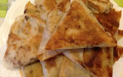 Une assiette de bricks dorées, parfaites pour une recette brick viande hachée. Croustillantes et appétissantes.