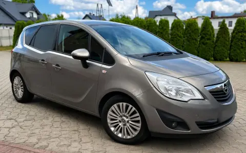 Szary Opel Meriva 1.7 CDTI na podjeździe. Zastanawiasz się nad wadami i zaletami tego modelu?
