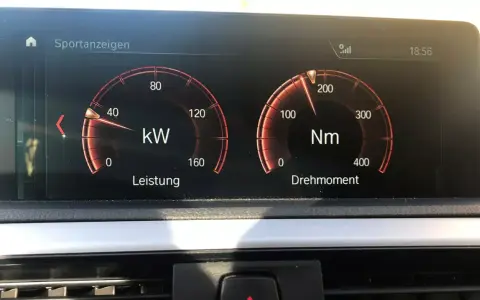 Sportanzeigen im Auto zeigen Leistung (kW) und Drehmoment (Nm). Das Drehmoment ist bei etwa 150 Nm.