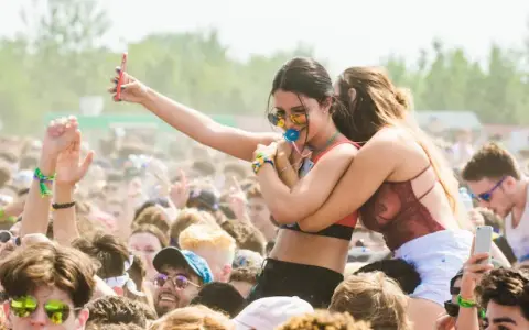 Najlepsze outfity na koncert hip hop – styl i wygoda w jednym