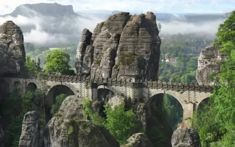 Kamienny most Bastei w Saksońskiej Szwajcarii, gdzie można poczuć się jak w egzotycznych miejscach w Polsce.