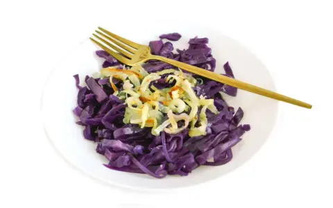 Lombarda rehogada con cebolla crujiente, lista para disfrutar. Una opción saludable y deliciosa para tus recetas de lombarda rehogada.