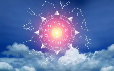 Okrąg zodiaku i konstelacje na tle nieba. Czy wodniki są zazdrosne? Gwiazdy milczą, ale koło horoskopu się kręci.
