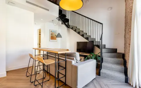 Noclegi w Polsce: Jak rezerwować taniej? Booking, Airbnb, Direct