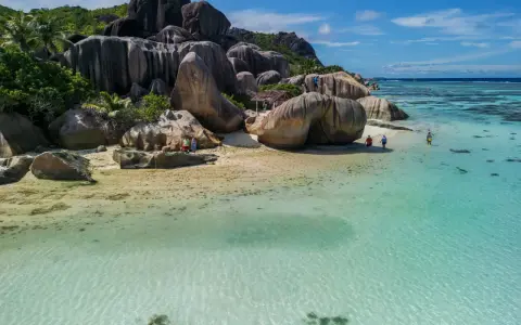 Plaża Anse Source d'Argent na Seszelach z granitowymi głazami i turkusową wodą.