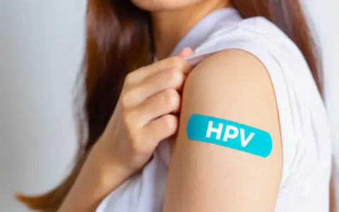 Ramię z plastrem z napisem HPV. Po szczepieniu mam HPV, co z seksem? Bezpieczeństwo przede wszystkim.