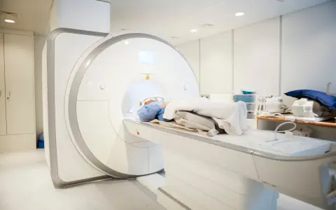 Pacjent leży na stole rezonansu magnetycznego, przygotowywany do badania kręgosłupa. Przepuklina kręgosłupa rezonans magnetyczny to klucz do diagnozy.